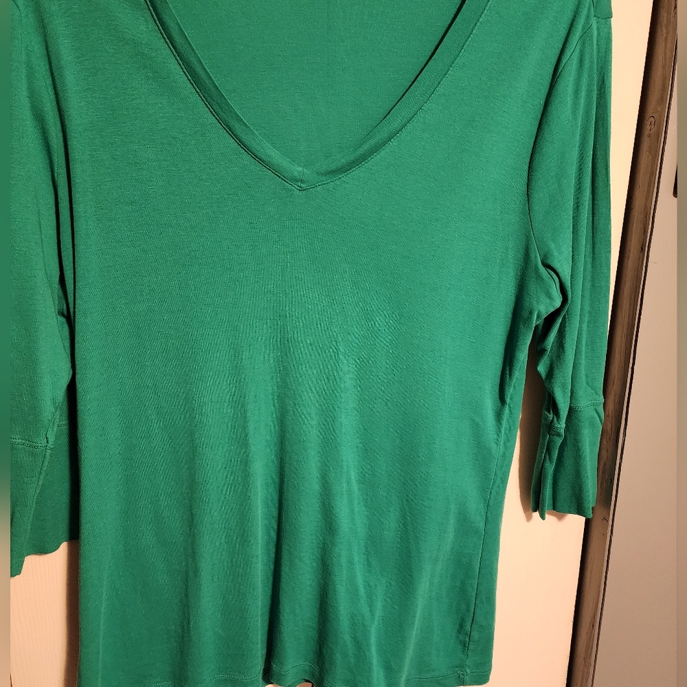 Old Navy green vneck shirt